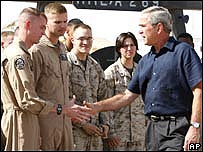 Bush numa base americana na província de Anbar