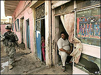 Soldados americanos receberam ordens de patrulhar a pé, e não em veículos