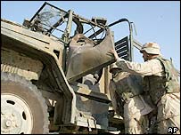 Caminhão danificado no ataque aos soldados em Bagdá