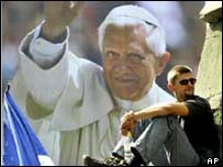 جوانی زير پوستر پاپ نشسته است