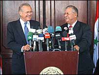 رامسفلد (چپ) و جلال طالبانی رييس جمهوری عراق