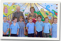 Rhai o blant yr ysgol gyda'r Canon MacNamarra a Manon