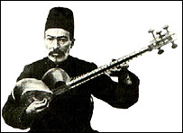 اعضای "خاندان هنر"  يعنی "علی اکبر فراهانی" و پس از او دو پسرش "آقا حسينقلی" (عکس) و "ميرزا عبدالله" همه دانش و هنر خود را در محافل دربسته اشرافی عرضه می کردند