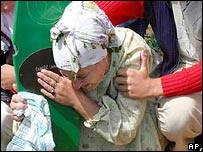 Mulher participa de cerimônia em memória dos mortos em Srebrenica. Foto: AP