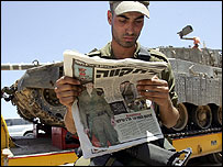 एक टैंक के पास एक सैनिक