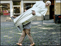 Jovem carregando pôster do papa