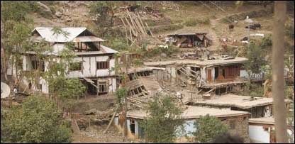 زلزلے کے بعد مٹی کے تودے گرنے سے بھی کافی عمارتیں تباہ ہوگئیں