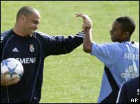 Ronaldo e Robinho em treino do Real Madrid