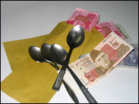 چمچے، لوٹے اور لفافے