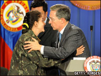 Ingrid Betancourt e Álvaro Uribe durante coletiva de imprensa no palácio presidencial, em Bogotá, após ser libertada