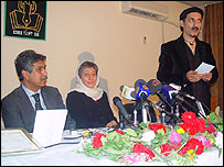 فرهاد دريا (ايستاده) در کنار سيما سمر رييس کميسيون حقوق بشر افغانستان و نجيب الله روشن رييس راديو تلويزيون افغانستان