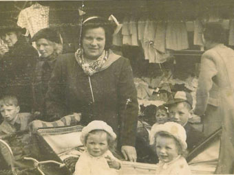 Mag a Lisa, eu brawd John Elis a'u mam, Margaret, yn Ffair y Bala, 1949