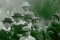 Rhan o lun o ddsgyblion Ysgol Maesteg, Patagonia, yn mwynhau gwledd 