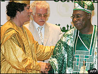 Lãnh đạo Libya bắt tay lãnh đạo Nigeria