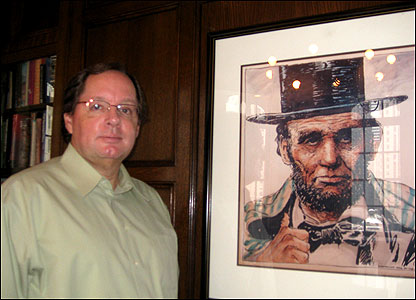 Bruce Dold đứng cạnh ảnh Tổng thống Abraham Lincoln trong phòng khách của Chicago Tribune