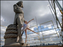 纳尔逊像下跳舞