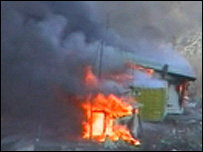 Kuzey Kosova'da yanmakta olan sınır geçiş noktası