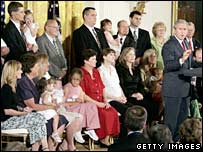 George Bush com criança, na Casa Branca.