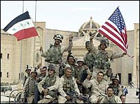 Tikrit'te El Faruk Sarayı önünde ABD askerleri (arşiv)