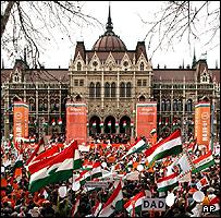 Macaristan Parlamentosu önünde bir miting 