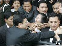 هواداران تاکسین شیناواترا در مقابل دادگاه