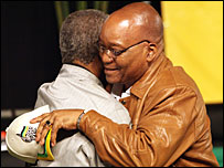 Jacob Zuma (em primeiro plano) e Thabo Mbeki
