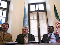 عزت الله انتظامی (وسط)