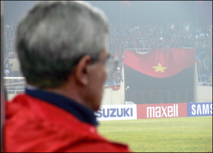 Ông Calisto suy nghĩ trước khi bắt đầu trận đấu