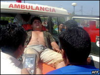 Vítima de violência em confrontos é colocada em ambulância