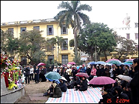 Một cuộc cầu nguyện cuối tháng Giêng trước Tòa Khâm sứ cũ 