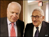 Ứng viên tổng thống John McCain và ông Henry Kissinger