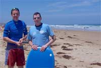 Fy mrawd (chwith) gyda chyfaill iddo