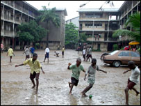 बच्चे फुटबॉल खेलते हुए