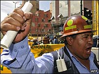 Manifestante segura banana de dinamite em protesto em Cochabamba (AFP)