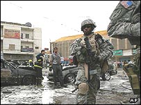 سرباز آمريکايی در صحنه انفجار در بغداد