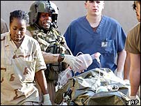 Felluce'de yaralanan Amerikan askeri Bağdat'a götürülüyor