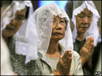 Japonesa ora em cerimônia pelo 63º aniversário da bomba atômica lançada em Nagasaki, 09/08/2008
