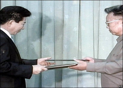 Lãnh đạo Nam Hàn,  Roh Moo-hyun (bên trái) và Bắc Hàn, Kim Jong-il .