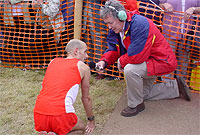 Hywel Gwynfryn yn cyfweld Alun Vaughan ar groesi'r llinell derfyn