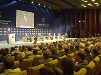 Президент Ющенко промовляє на форумі у Києві