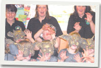 Y gargoils efo rhai o'r gwirfoddolwyr fu'n helpu efo'r sioe