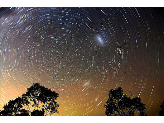 'Trilhas de estrelas nas Blue Mountains', de Ted Debosz (Foto: Royal Observatory/Divulgação)