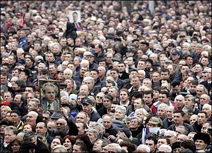 Massa dalam jumpa berkumpul di luar parlemen di Beograd untuk melepas jasad mantan pemimpin Serbia Slobodan Milosevic.