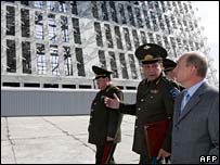 Vladimir Putin (dir.) visita nova estação de radares em Lekthusi