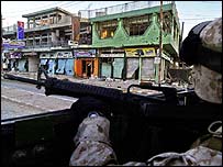 Felluce'de mevzilenmiş olan bir Amerikalı asker 