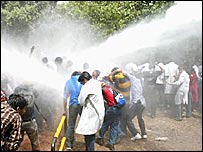 छात्रों के प्रदर्शन पर पानी की बौछार