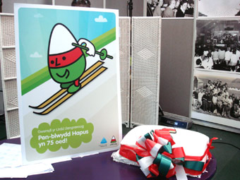 Cerdyn pen-blwydd a chacen arbennig i nodi'r achlysur