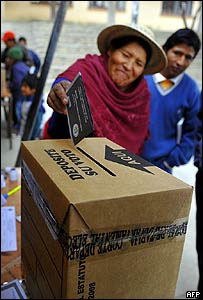 Mulher vota no referendo de autonomia de Tarija