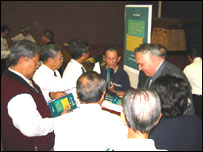 Giáo sư Roland Jacques trong buổi ra mắt sách ở California