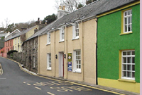 Rhes o dai lliwgar yng Nghwm Abergwaun